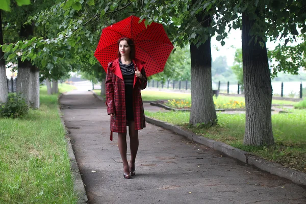 一件雨衣和一把雨伞的女人 — 图库照片