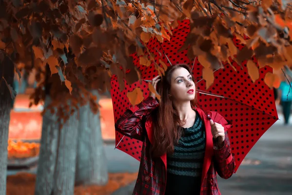 Femme en imperméable et un parapluie — Photo