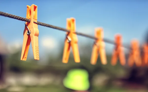 Pinza de ropa de color en la cuerda al aire libre — Foto de Stock