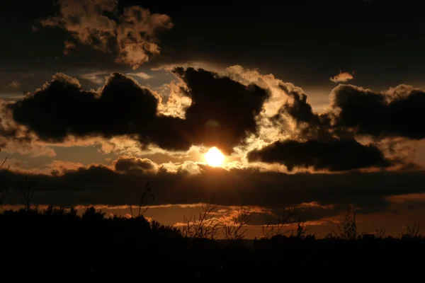 Zonsondergang donkere wolk — Stockfoto