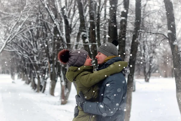 Pareja amantes beso invierno calle —  Fotos de Stock