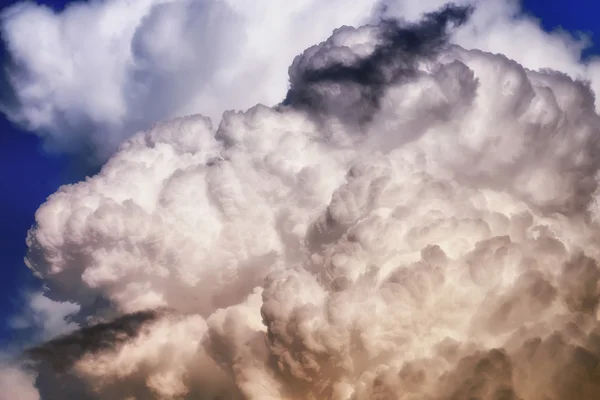 Abu-abu hitam awan di langit biru — Stok Foto