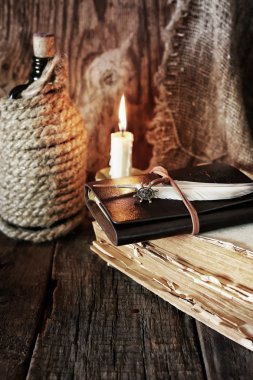 korsan nesne üzerinde ahşap masa