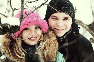 genç bir çift aşık kışın