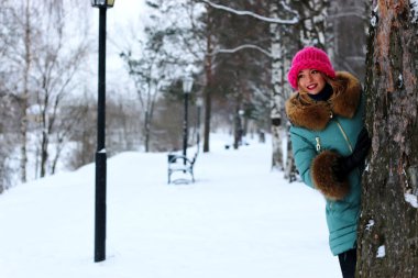 genç kadın ağaç kış