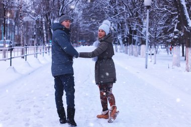 Genç çift yol yürüyüş