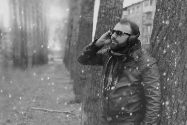 Kış sakallı adam Park kulaklık ile