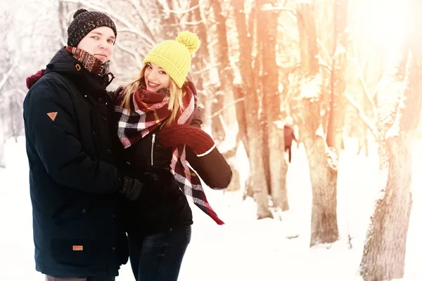 Par i kärlek gatan vintersol — Stockfoto