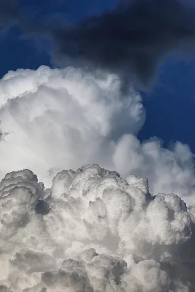 Awan badai di langit biru — Stok Foto