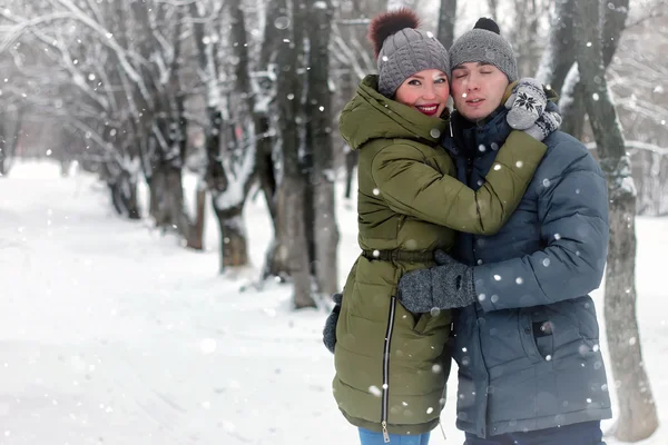 Familia pareja caminar invierno nieve — Foto de Stock