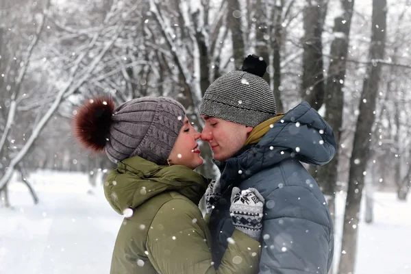 Coppia amanti bacio inverno strada — Foto Stock
