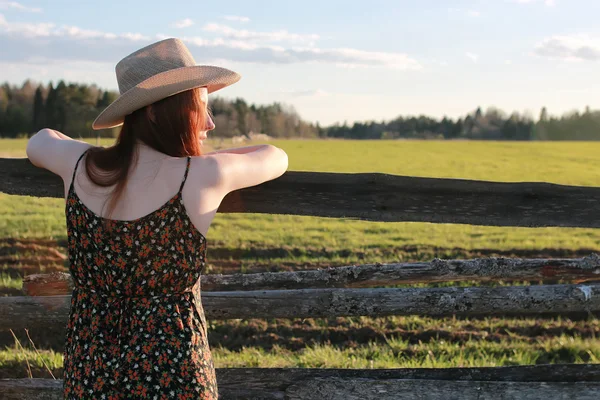 Ragazza in un cappello da cowboy in un campo — Foto Stock