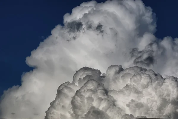 Awan badai di langit biru — Stok Foto