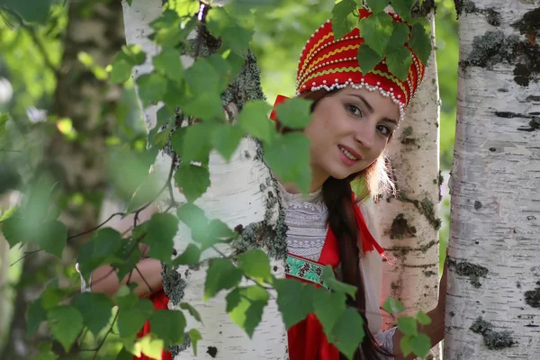 Słowianin w tradycyjnym stroju, chowając się za drzewa — Zdjęcie stockowe