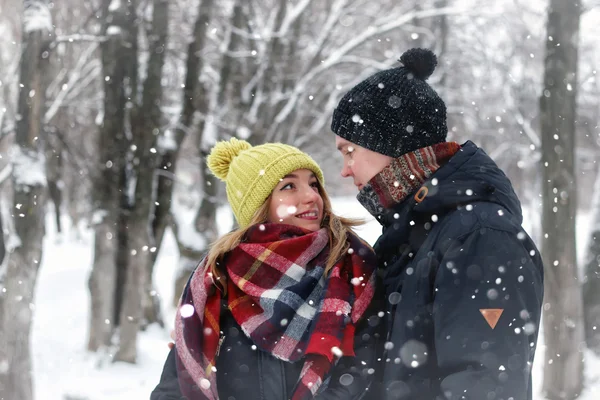 Пара в любви улице зимний снег — стоковое фото