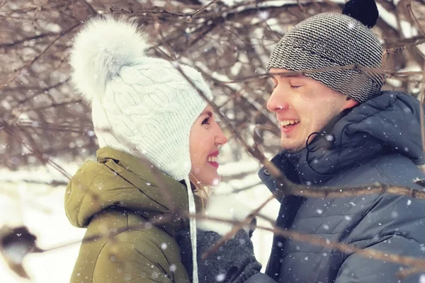 Par av unga älskande vintern — Stockfoto