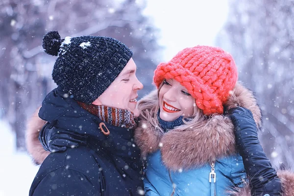 Uomo porta una ragazza giovane coppia in inverno — Foto Stock