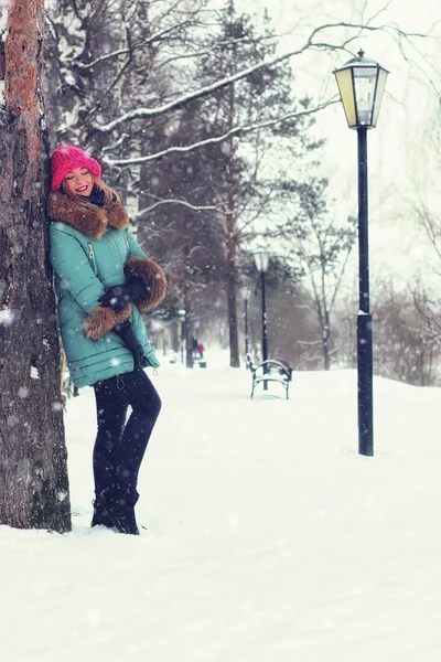 Девушка на зимней улице скамейке — стоковое фото