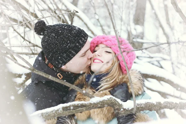 Couple de jeunes amants — Photo