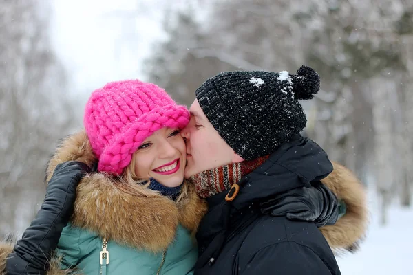 Pareja hombre lleva un chica invierno — Foto de Stock