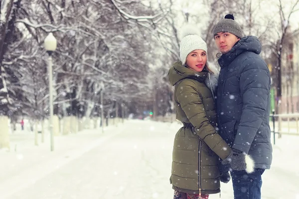 Pareja de jóvenes amantes caminar en invierno — Foto de Stock