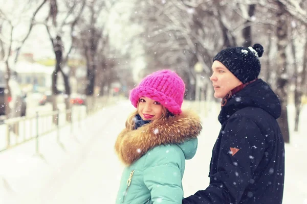 Jovem casal caminhando inverno — Fotografia de Stock