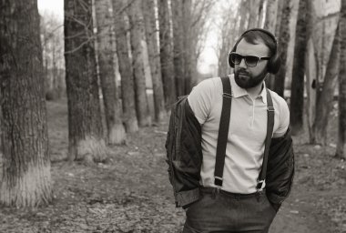 tek renkli sakallı adam Park müzik dinle