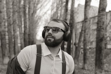 tek renkli sakallı adam Park müzik dinle