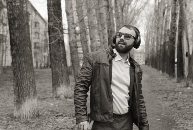 tek renkli sakallı adam Park müzik dinle