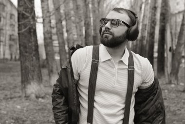 tek renkli sakallı adam Park müzik dinle