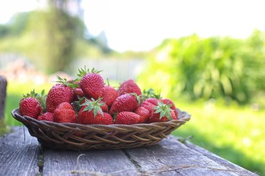 Rustik ahşap zemin üzerine çilek