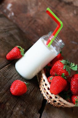 çilek ve bir bardak süt