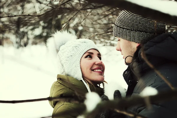 Para kochanków w parku w zimie — Zdjęcie stockowe