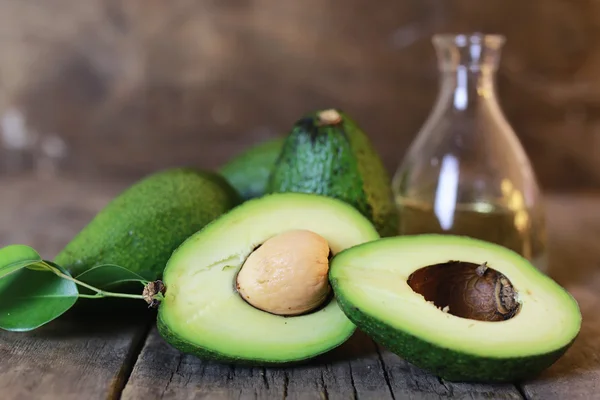 Avocado auf Holzgrund — Stockfoto