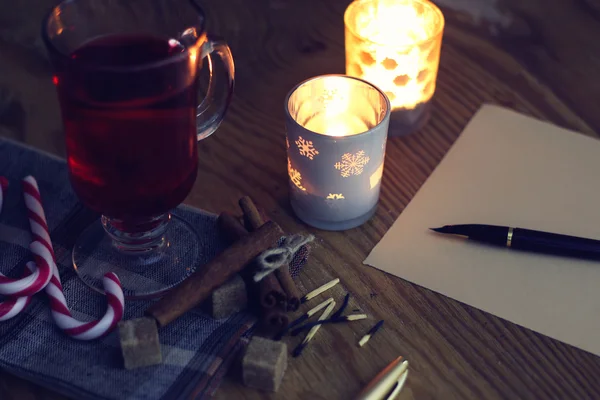 Lettre de Noël sur la table avec des épices — Photo