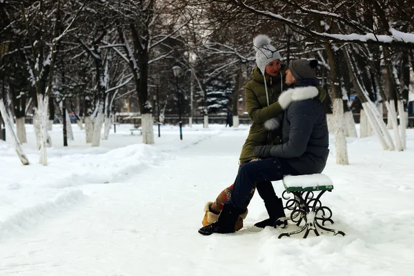 公園の冬の恋人 — ストック写真
