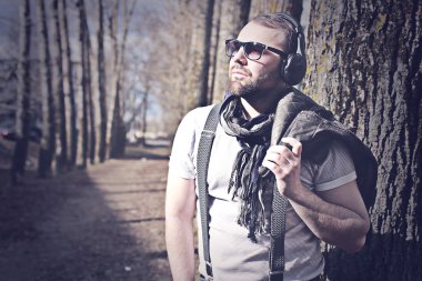 Sokaktaki yalnız adamın retro tonlu efektli fotoğrafı