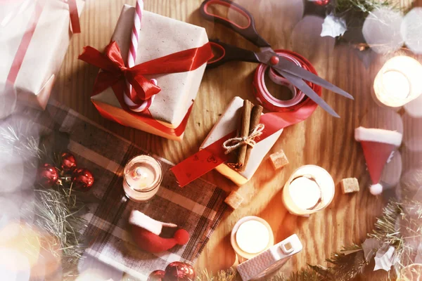 圣诞礼物包装手木 — 图库照片