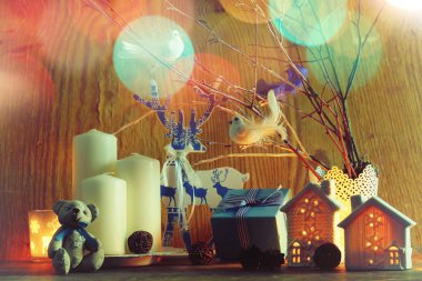 Mumlar dalları oyuncaklar ile kompozisyon