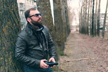 park headphon ile erkekte sakal