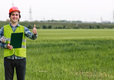 Kulübe planı olan bir adam.