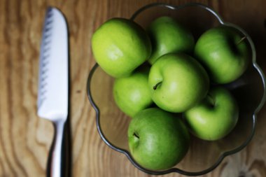 Ahşap arka planda yeşil elma