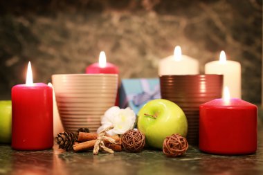 gece fincan çay mum ve elma ile