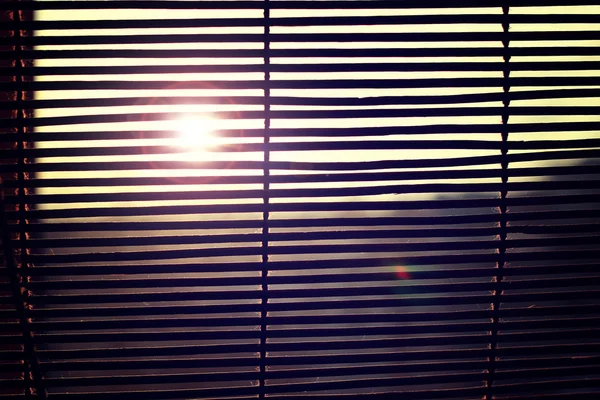 Le soleil brille à travers les stores — Photo