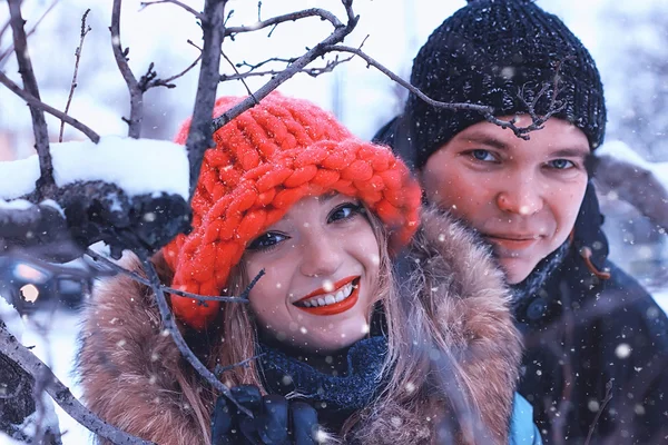 Pareja sonrisa de jóvenes amantes invierno — Foto de Stock
