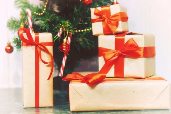 Pilha de presentes sob uma árvore de Natal — Fotografia de Stock