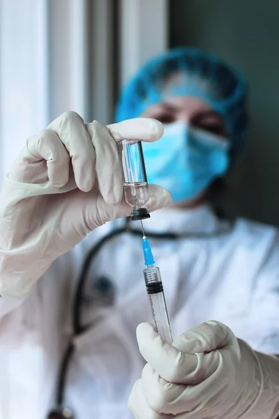 El trabajador de la salud marca la vacuna en una jeringa — Foto de Stock