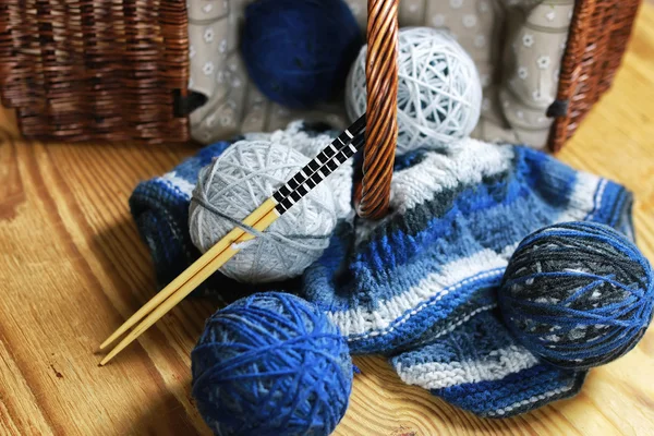 Bolas de lã e agulhas de tricô no fundo — Fotografia de Stock