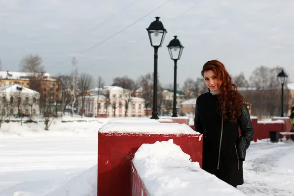 Kvinna på gatubelysning snö — Stockfoto