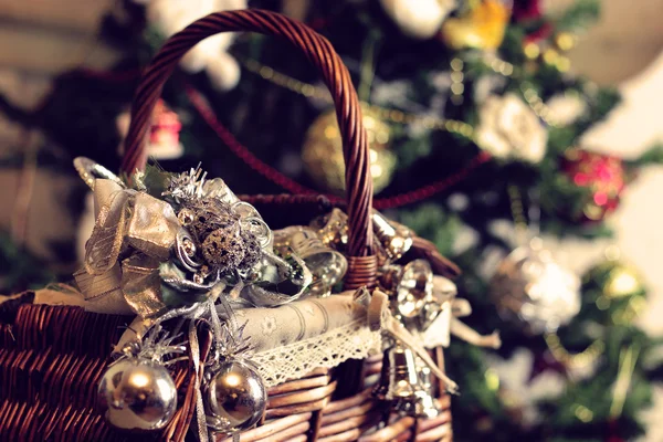 Brinquedos de Natal em uma cesta de vime — Fotografia de Stock